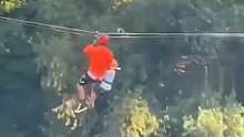 6岁男孩玩高空滑索安全带突然断裂，从12米高处坠入湖中幸存
