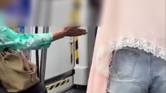 大妈在地铁上批评女生穿着：像什么样子……