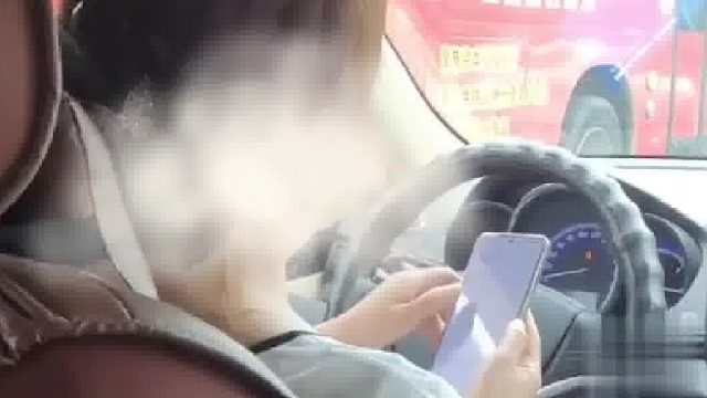 学生平时打车20元一个人，放假司机涨到60元一个人，开空调还要加收30元。