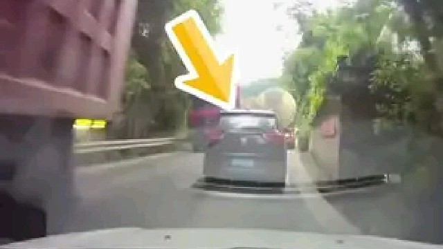 害我被撞你开心了吧