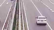 白车高速错过出口停车，导致连环追尾