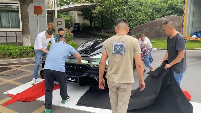 这就是我不买它的原因，掉个头都要这么多人抬！