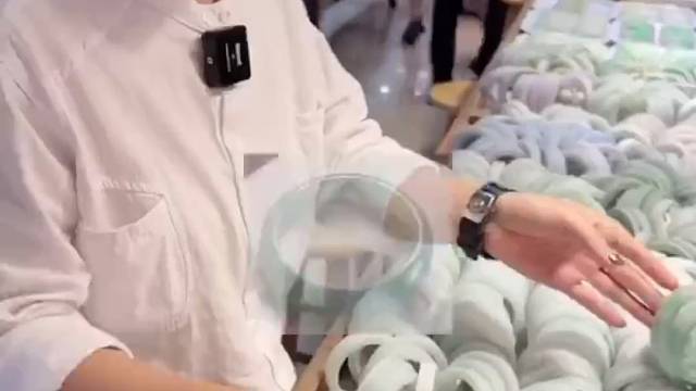 姐姐们最喜欢的半山水，你也喜欢吗？看宫哥薅老板还挺开心的~#珠宝首饰#翡翠手镯