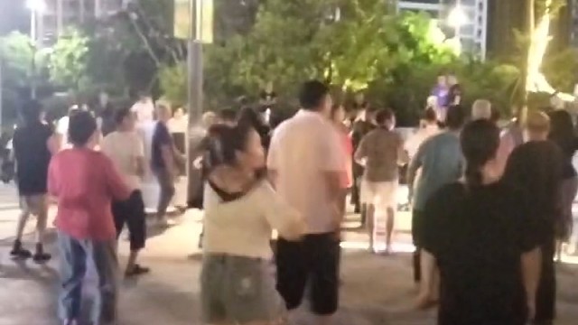 保持乐观的精神
这是一座
全国排名靠前的县城，
这是一座
房价均价两万的县城，
这是一座