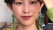 搭配绿色系衣服的妆容