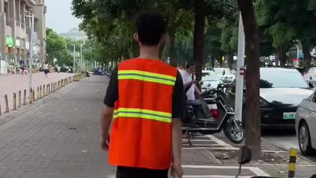 男孩高考后，帮环卫工妈妈打扫卫生，太懂事了