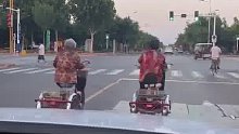 两位大姨并排骑三轮占道，后车过不去还不敢按喇叭。