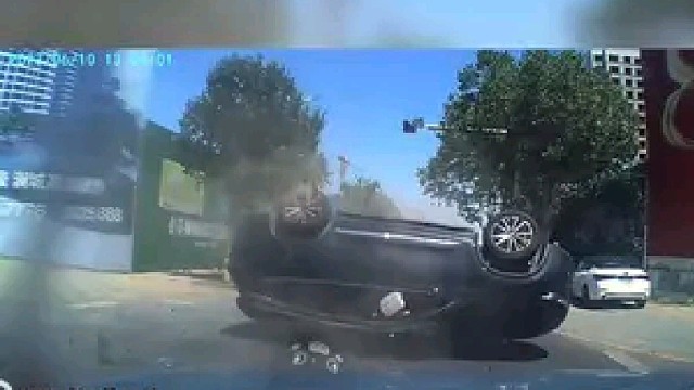 车辆被撞翻滚数圈，幸亏系了安全带！