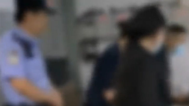 L体男子在女淋浴室待8分钟