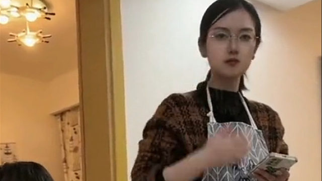 网友：这个时候你还是老实去洗碗吧