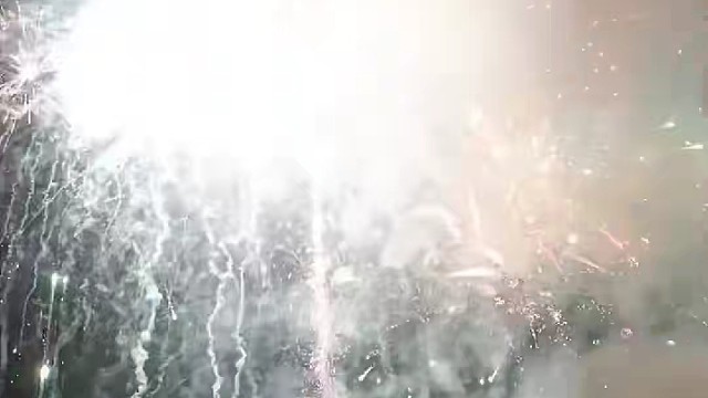 希望往后的日子都如烟花刹那般美丽…往事不纠缠…余生留念想…