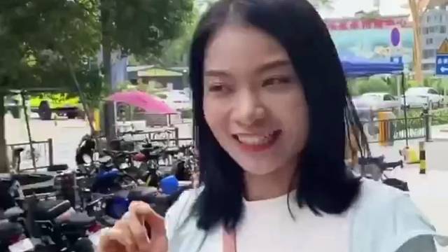 山水飘花镯，10萝莉9个富，还有一个.....#翡翠#翡翠手镯
￼@A珠宝闺蜜圈圈的视频原声