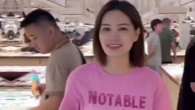 今天去翡翠毛料市场逛逛，扛回来一麻袋亲民淡紫月光镯，起货水润有胶感。#翡翠手镯@DOU 小助手