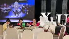 新娘台下专注搂席，婚礼司仪看不下去了催促上台，临上台前还得再啃一口