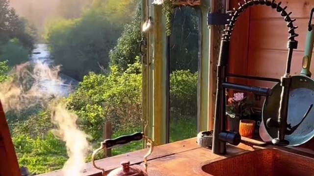 “开着梦想小巴一人一狗从此浪迹天涯”