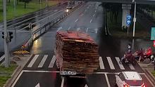 货车超载还不减速，结果侧翻了！