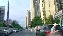 女司机剐蹭路人后一系列操作惊呆众人
