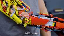 国外少年用乐高拼出右臂，活动自如还能做俯卧撑