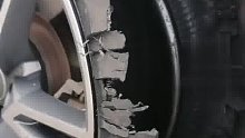 女子开车跑高速，跑着跑着发现右后轮胎没了
