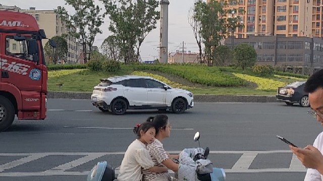 天天浪天下也没有时间玩游戏啊，也没空看直播，天天上暑假班。觉得我太累了。想休息一会儿。我哥都不让我休