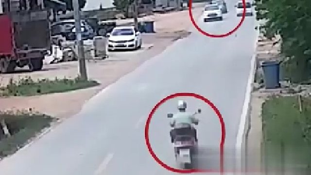 小车“强势”超车，二轮车避让不及摔倒
