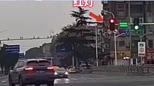男子驾车闯红灯后突然醒悟，在路中间停了一下左转改直行，网友：及时止损