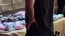 男子街头卖卫生巾，被嫌晦气肮脏还遭掀摊。
