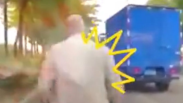 前方货车突然变道，后方轿车来不及刹车撞上老人，到底是谁的错