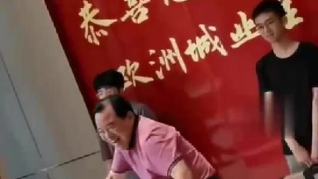 一老板给文理科状元送电脑，送完电脑还要热舞一曲，网友：他是为了跳舞才送的吧