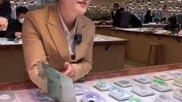 坚贞爱情的半山半水翡翠手镯，喜欢的给小陆点个赞吧，如果你也喜欢翡翠，平群去告诉小陆吧。#翡翠手镯#