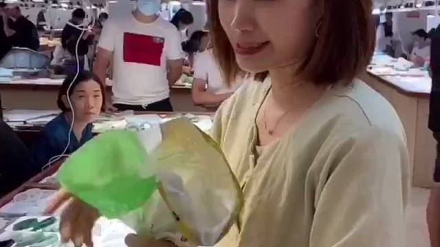 去翡翠毛料市场搜罗大家心心念念的满圈果绿翡翠手镯，这次的料子很亲民，我爱了。#翡翠#翡翠手镯#手