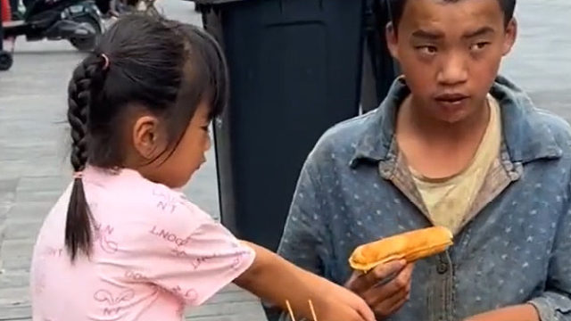 女孩的善良是天生的，刻进骨子里的！