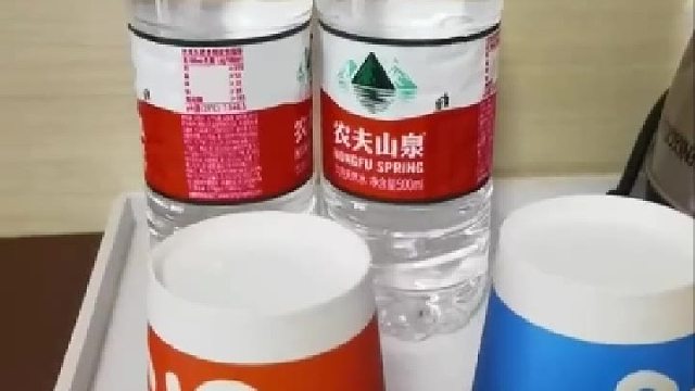 男子出差酒店开房，竟然发现矿泉水……