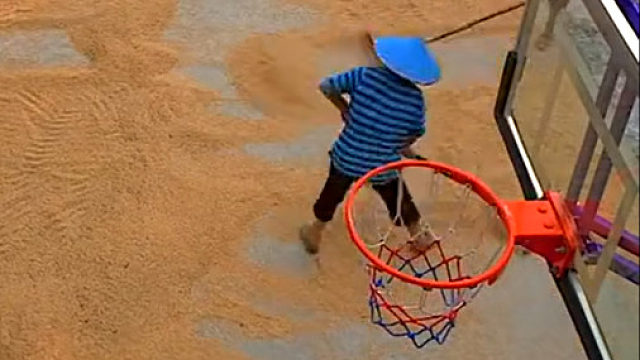 这个奶奶的步伐很魔性