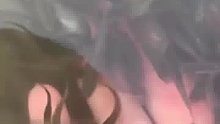 小伙手上沾满鱼食享受鱼疗，没想到引来一只不速之客