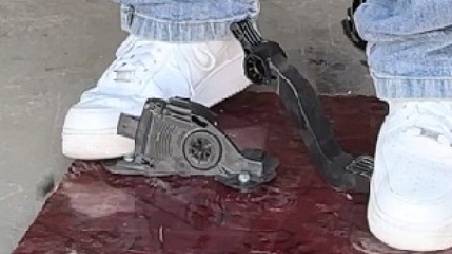 油门踏板为什么会被踩断