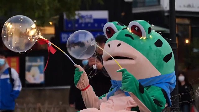 漫步荧光夜青春正当时快乐翻倍