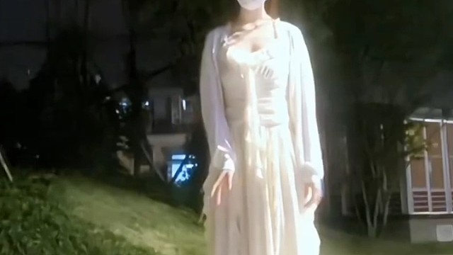 后来玫瑰泛滥成灾，大街上铺满了廉价的爱