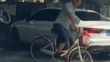 自行车与轿车“相遇”结果自行车车圈弯曲了，网友：车圈都瓢了