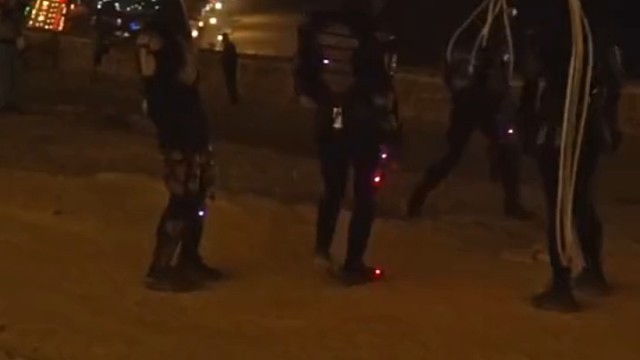 看着像铁血战士似的