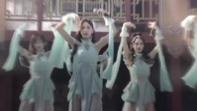 接着奏乐，接着舞。