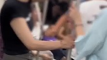 男子称孩子被挤到，强坐女子腿上