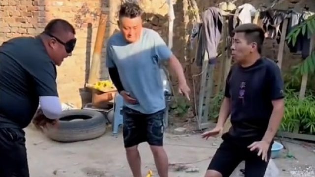 为什么不乱作一团的跑，到处都是声音让他不知道往哪打