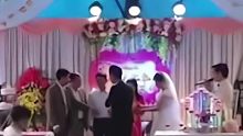 因不满自己的父亲在婚礼现场，羞辱家境差的岳父，新郎发火怒踹香槟塔