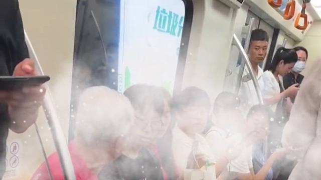 阿姨坐爱心座被大爷拽起，小伙帮忙说话被大爷怒怼