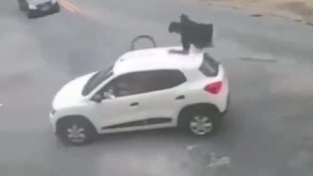 车主：完蛋了。这回完蛋了，人都给撞飞没影了！伤者：我死了吗？为什么他们看不到我了