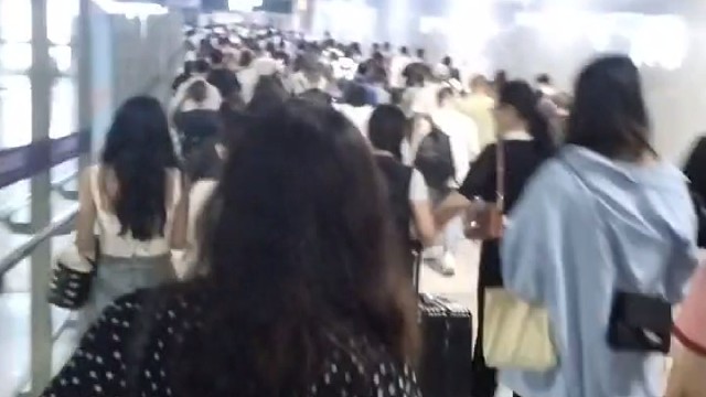 这人流如织的义乌站堪比一线城市的人流，要知道这可是晚上十点半呀，而且多半都是来自五湖四海的生意人。虽