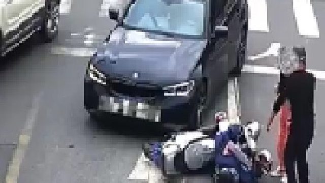 驾驶请勿分心，女子等红绿灯被撞