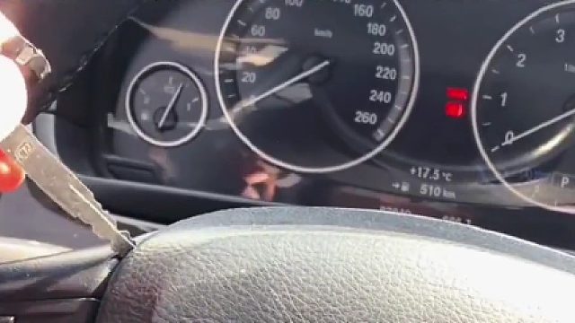 男子想看车内是否有安全气囊，居然这么做！