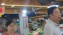 女子菜市场买水果，老板开出坏的榴莲让她必须买，市场上的人来评理都不让步